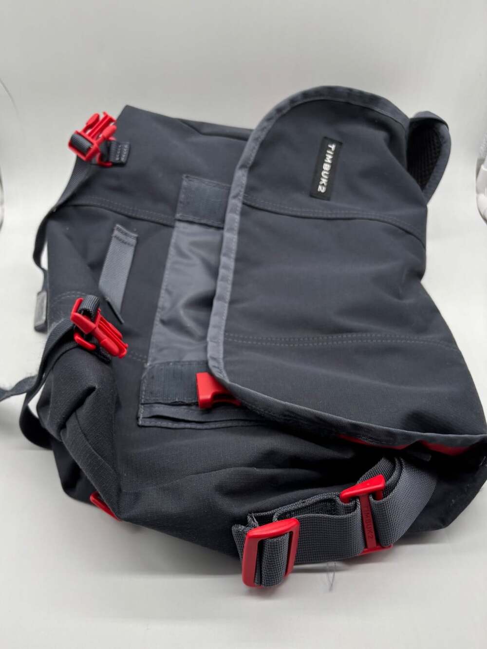 Timbuk2 Classic Messenger Bag Medium Black/Red - Picture 8 of 16